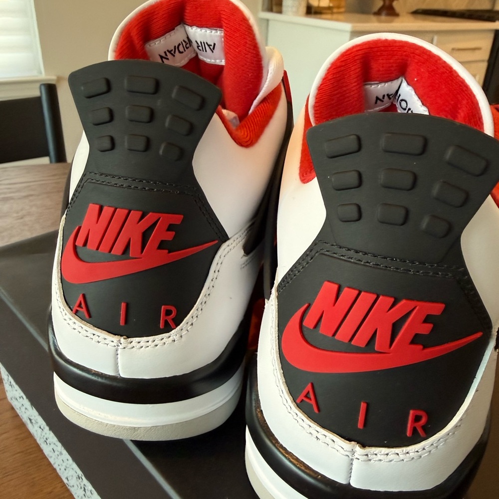 AIR JORDAN RETRO 4 in FIRE RED - 10.5